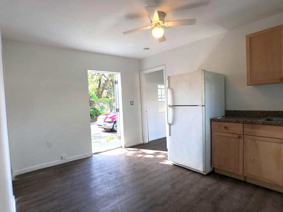 Living area - 6425 NE Miami Pl
