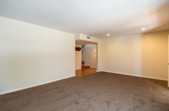 Building Photo - 944 Princeton Dr