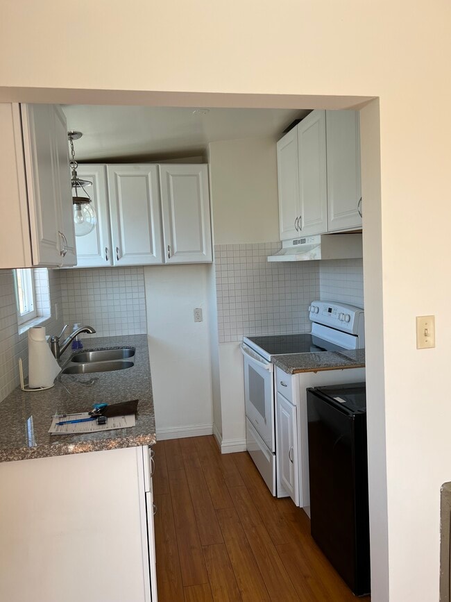 kitchen - 1013 Rosedale Ave