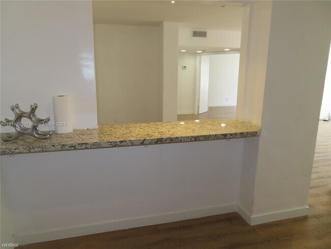 Foto del edificio - 2 br, 2 bath Condo - 5700 Collins Ave Apt 4C
