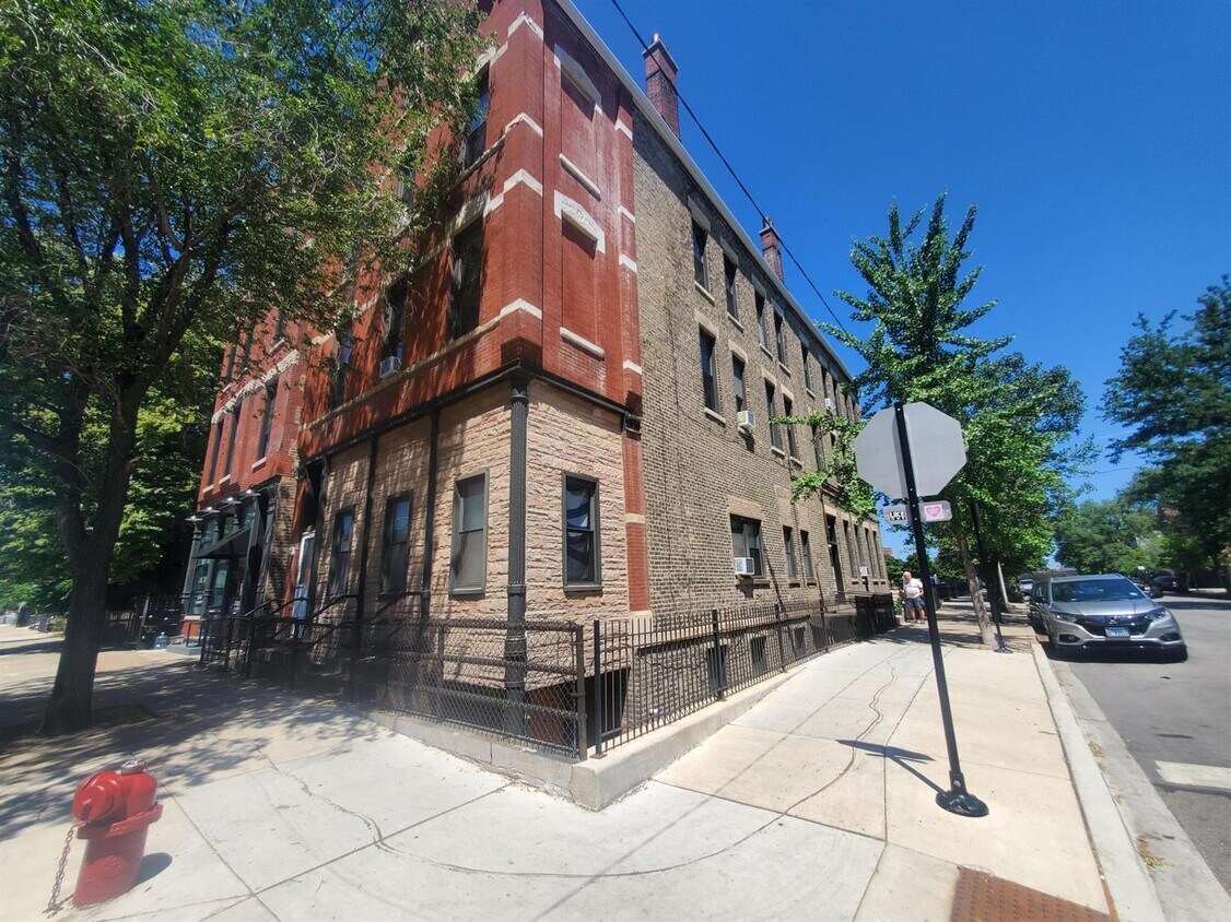 Primary Photo - 1434 W Blackhawk St