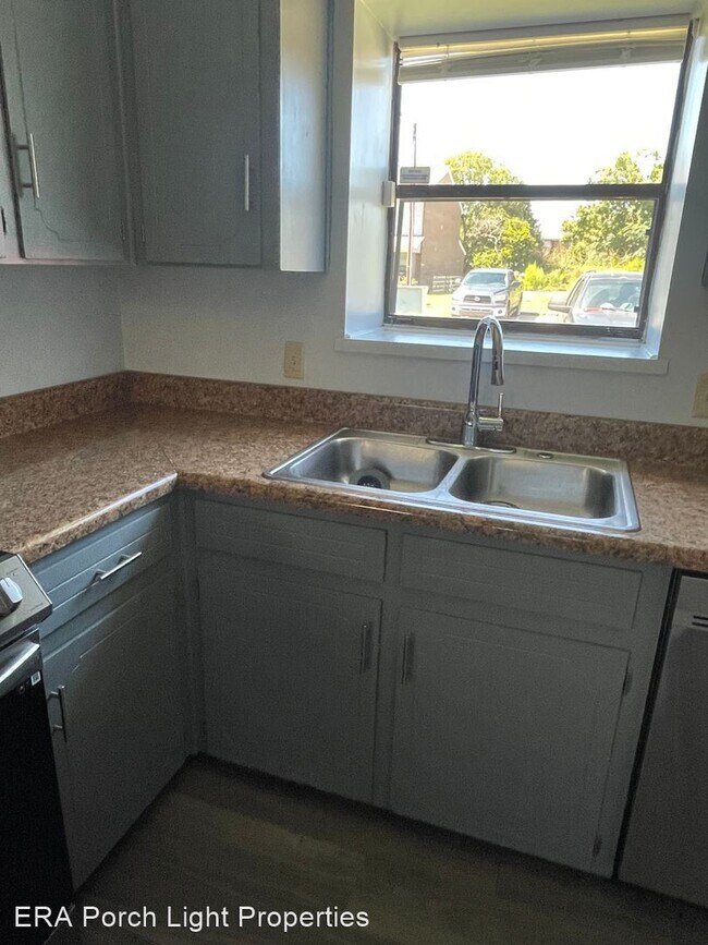 Building Photo - 2 br, 2.5 bath House - 111 Brian Court