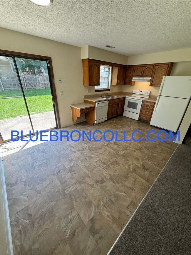 Building Photo - Spacious 2 Bedroom unit for a great price!