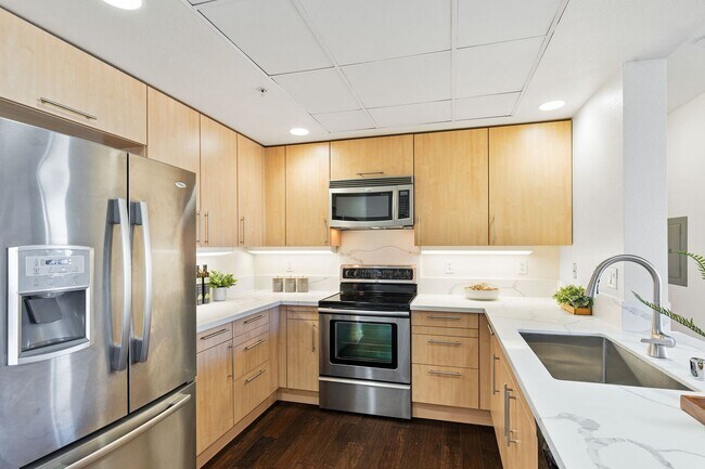 Foto del edificio - Spacious & Sunny Condo at Plant 51 in Down...