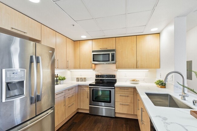 Building Photo - Spacious & Sunny Condo at Plant 51 in Down...
