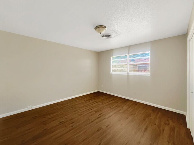 Building Photo - 519-521 East Sunset Circle