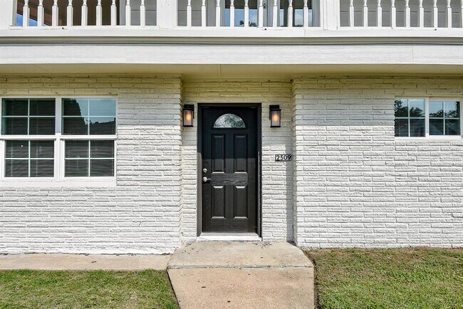 Building Photo - 2509 Oakcliff St