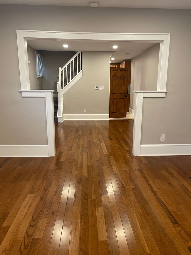 Building Photo - 3 Bedroom duplex in Clintonville!