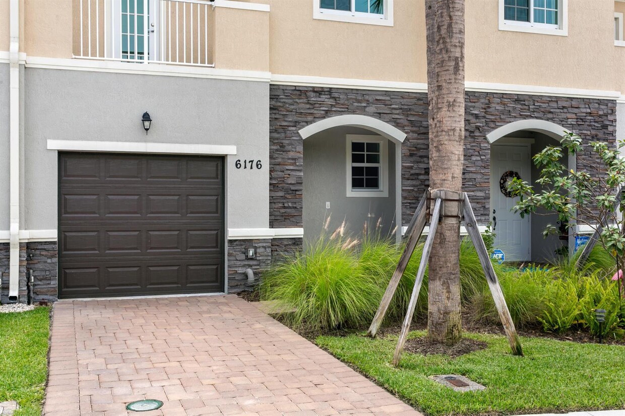 Primary Photo - 6176 Portofino Cir