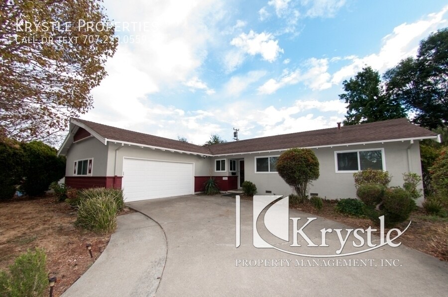 Primary Photo - Nice California Meadows property with four...