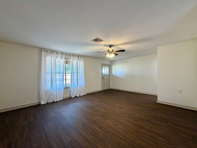 Foto del edificio - 397 Scott Ln