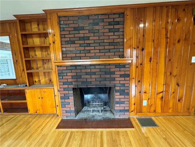 Building Photo - 415 7th St