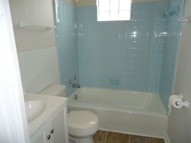 Building Photo - 2BD/1BA Townhome In Hickory
