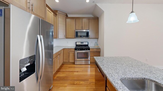 Building Photo - 909 Lakeview Ct