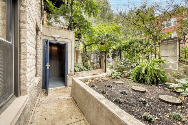 Foto del edificio - 1620 N Claremont Ave