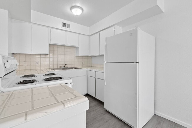 Building Photo - Charming 2-Bedroom Unit! *** $500 off Firs...