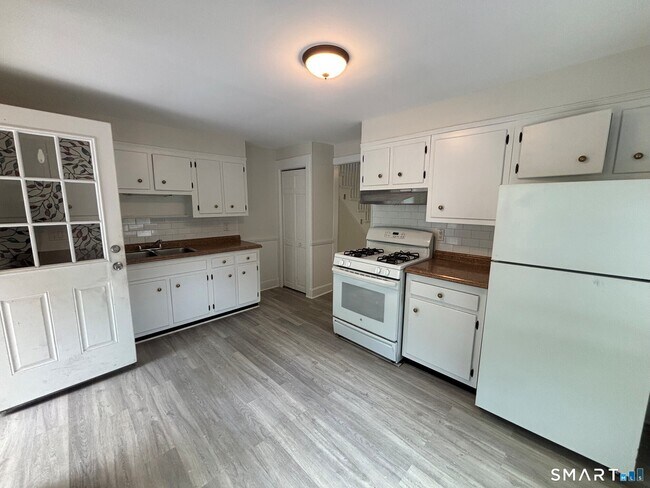 Foto del edificio - 245 Glenville Rd