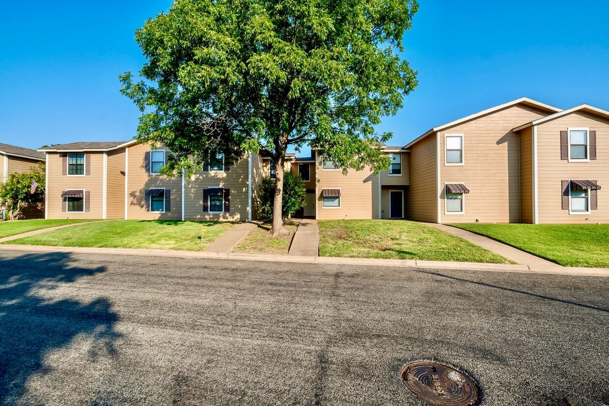 Foto principal - Fully Remodeled Townhome with Loft and Pri...