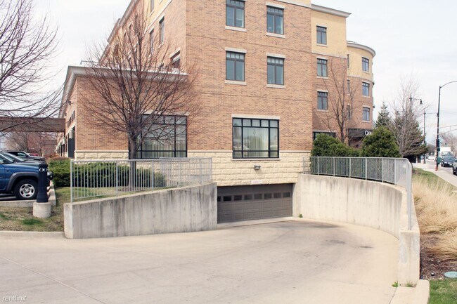 Building Photo - 6400 N Northwest Hwy