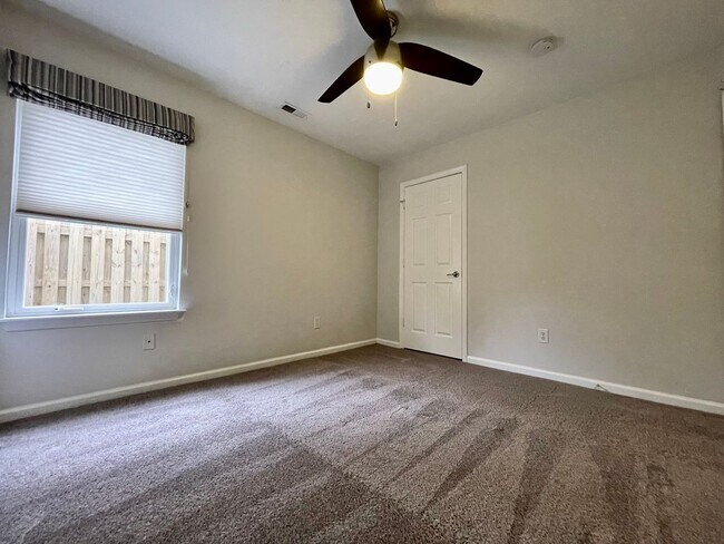 Foto del edificio - 3-Story Duplex in Chesapeake Beach! Ready 05-06-26! Fenced Backyard - Attached Garage - Pet Frien...