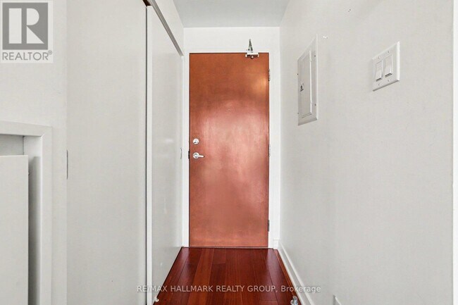 Building Photo - 324 Laurier Ave W