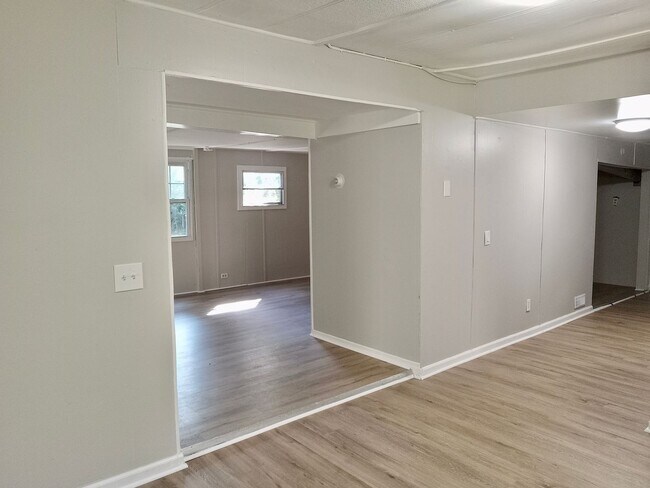 Building Photo - Updated 3 Bedroom House FOR RENT in Laurel...