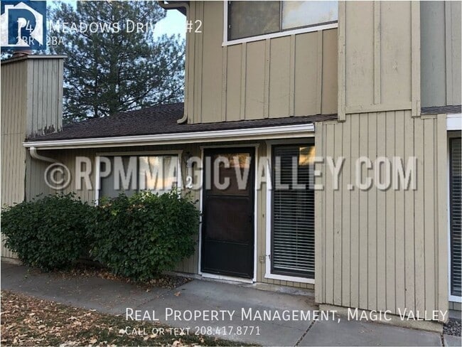 Building Photo - 747 Meadows Dr