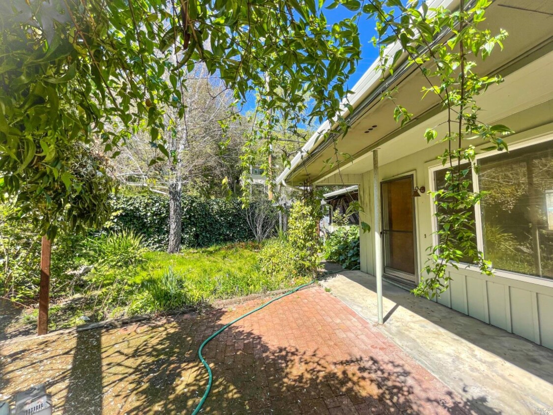 Foto principal - 305 Cascade Dr