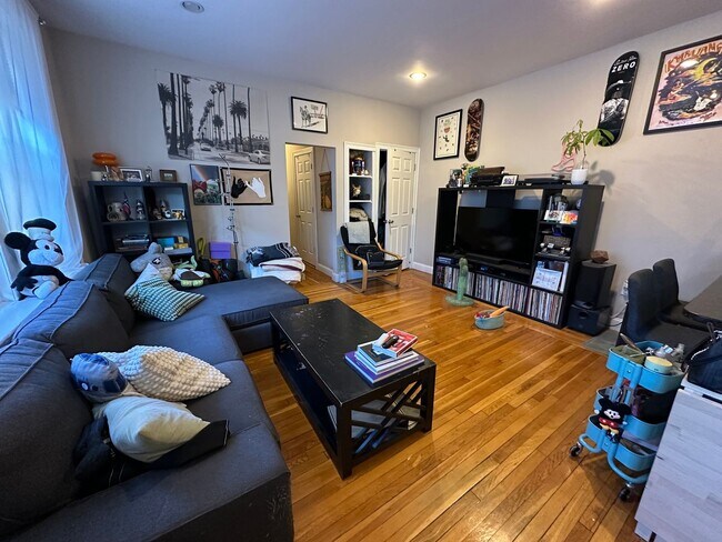 Foto del edificio - Cleveland Circle - Close to T - On site laundry - Pet Friendly