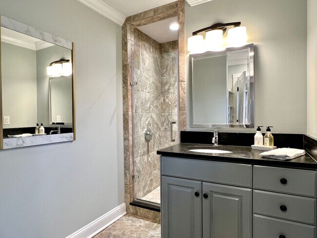 Building Photo - Crafstman-style 4 Bedroom renovated home for lease in Selwyn Park/Madison Park area of Charlotte ...