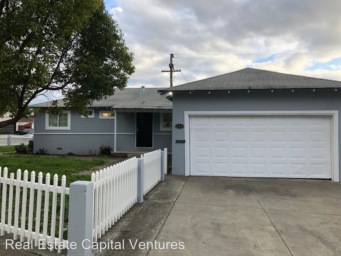 Foto principal - 3 br, 1 bath House - 237 University Ave.