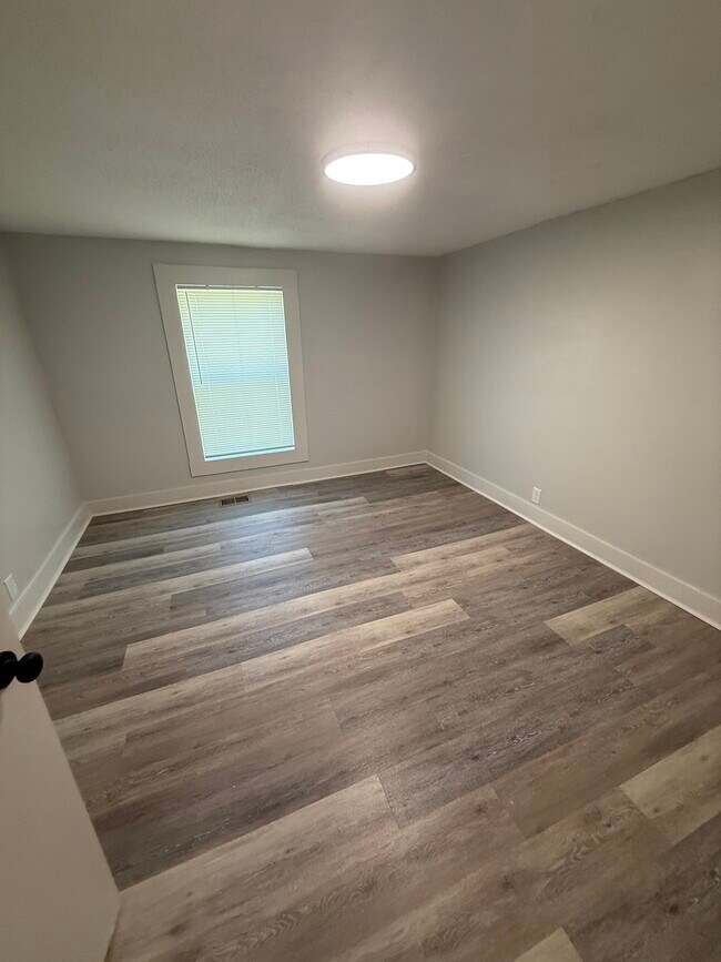 Building Photo - 537 37th Ter W