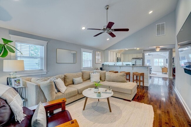 Building Photo - Midtown Rental in Forest Hills