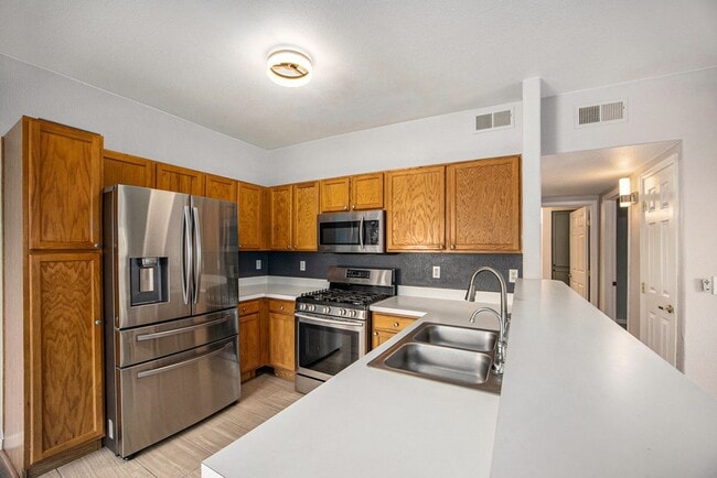 Building Photo - Light and Bright Condo in East Denver