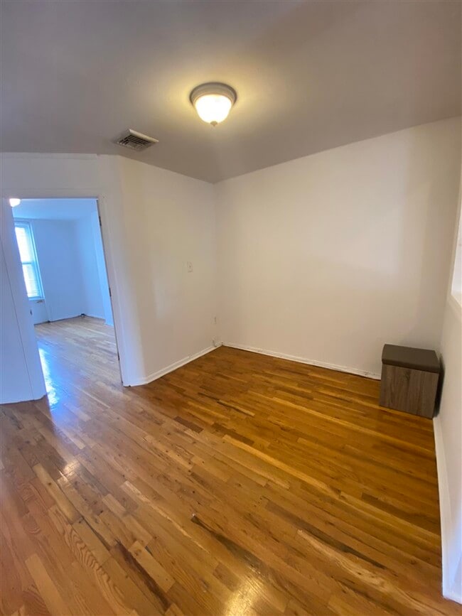 Building Photo - 1038 Willow Ave