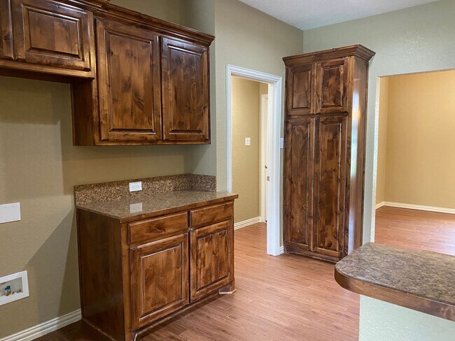 Building Photo - Charming 3-Bedroom Home Just Minutes from ...