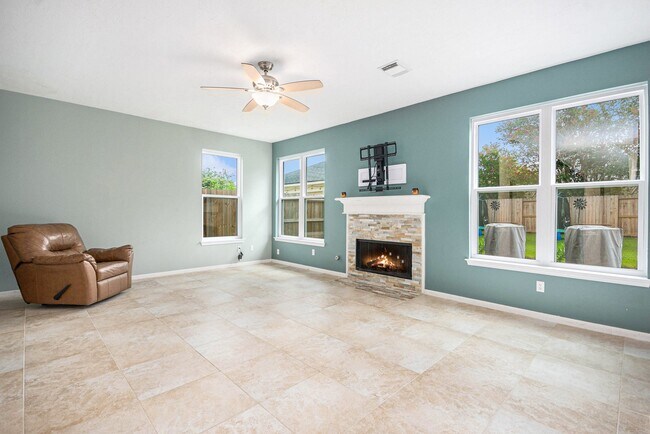 Foto del edificio - 124 Harwood Dr