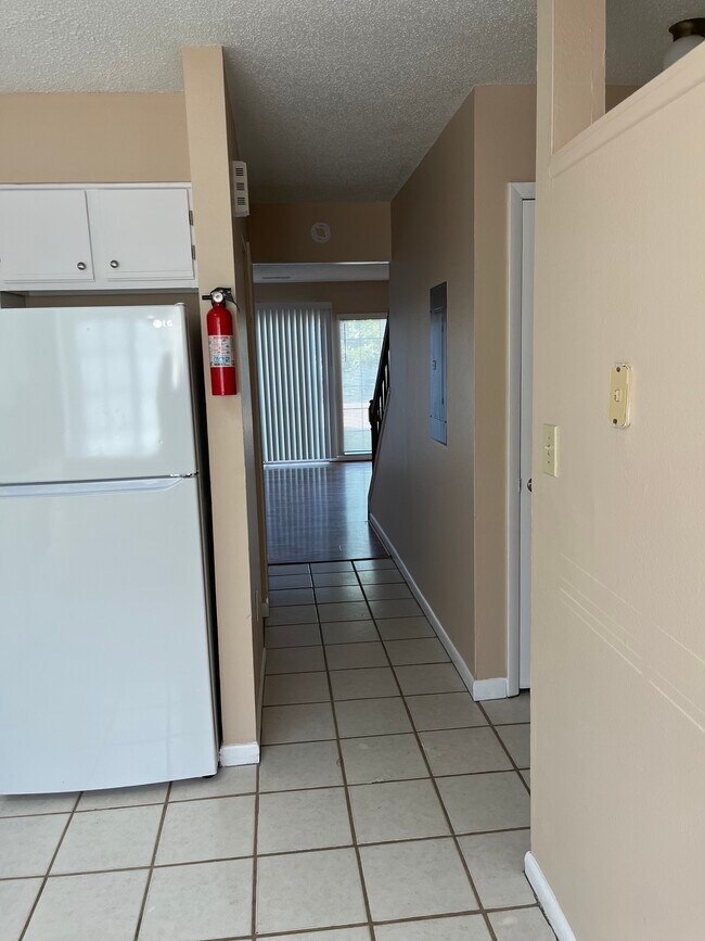 Building Photo - 1208 Pinegrove Dr