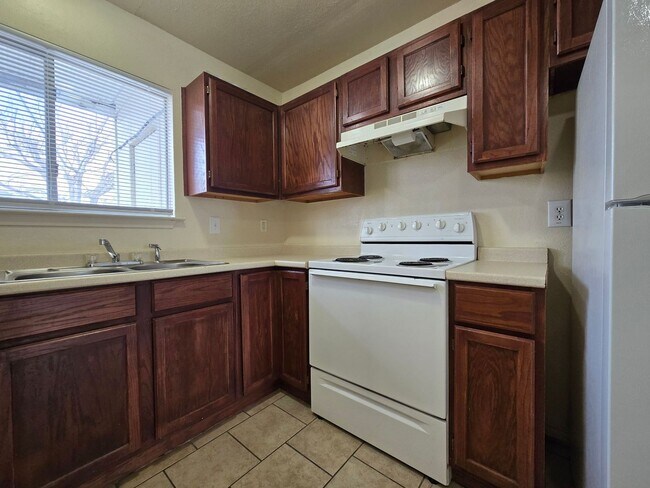 Building Photo - RENT REDUCTION - AVAILABLE NOW!
