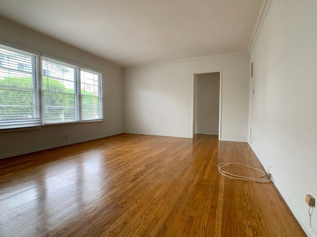 Foto del edificio - Walking Distance to UCLA and Westwood Village Completely Remodeled