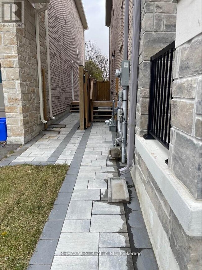 Building Photo - 339 Fleetwood Dr