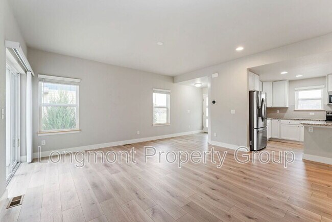 Building Photo - 1303 S Oak Ct.