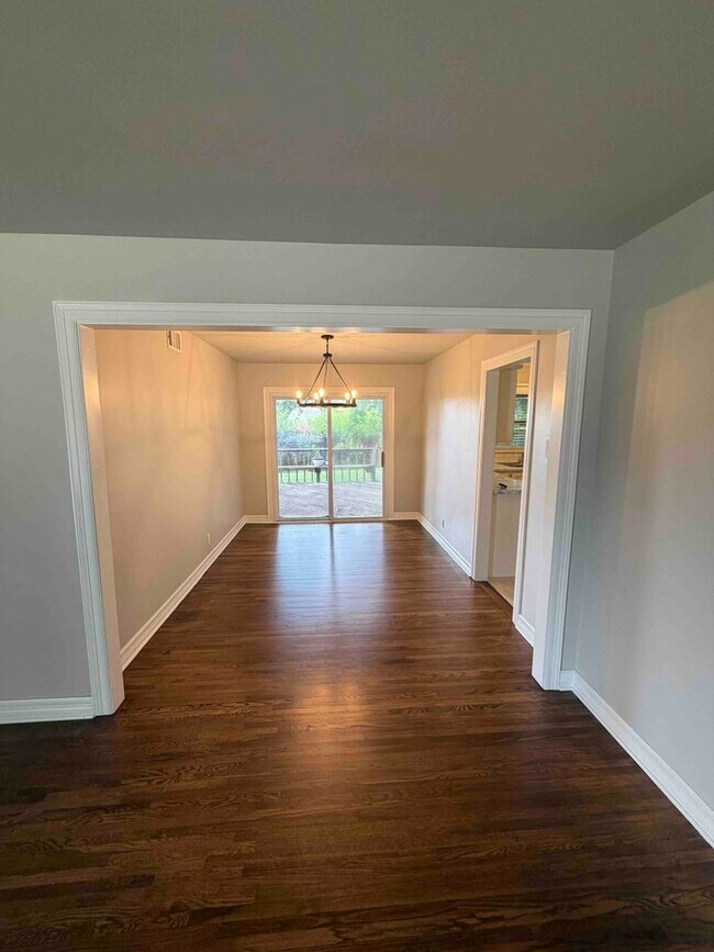 Building Photo - Freshly Updated 3-Bed Midtown Tulsa Home