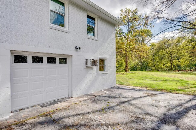 Building Photo - 395 Wimpole Dr