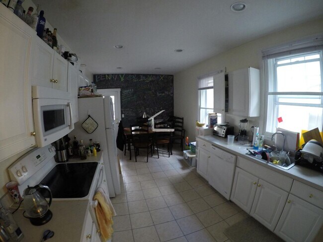 Building Photo - No Brokers Fee, In Unit Washer and Dryer, ...