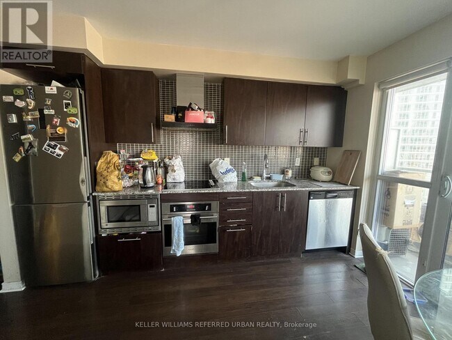 Photo du bâtiment - 352 Front St W