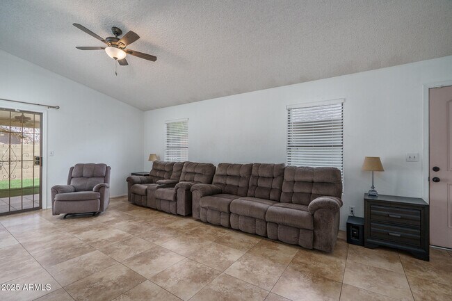 Foto del edificio - 6450 W Lawrence Ln