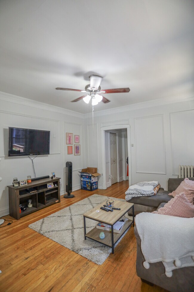Building Photo - 459 W Roslyn Pl