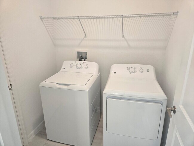 Foto del edificio - "Charming 3-Bed Oasis with Modern Granite Touches in Land O' Lakes!"