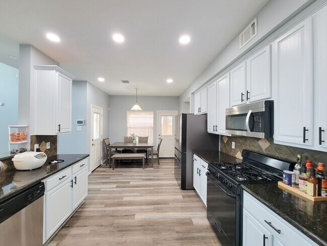 Foto del edificio - The perfect place to come home to! This be...